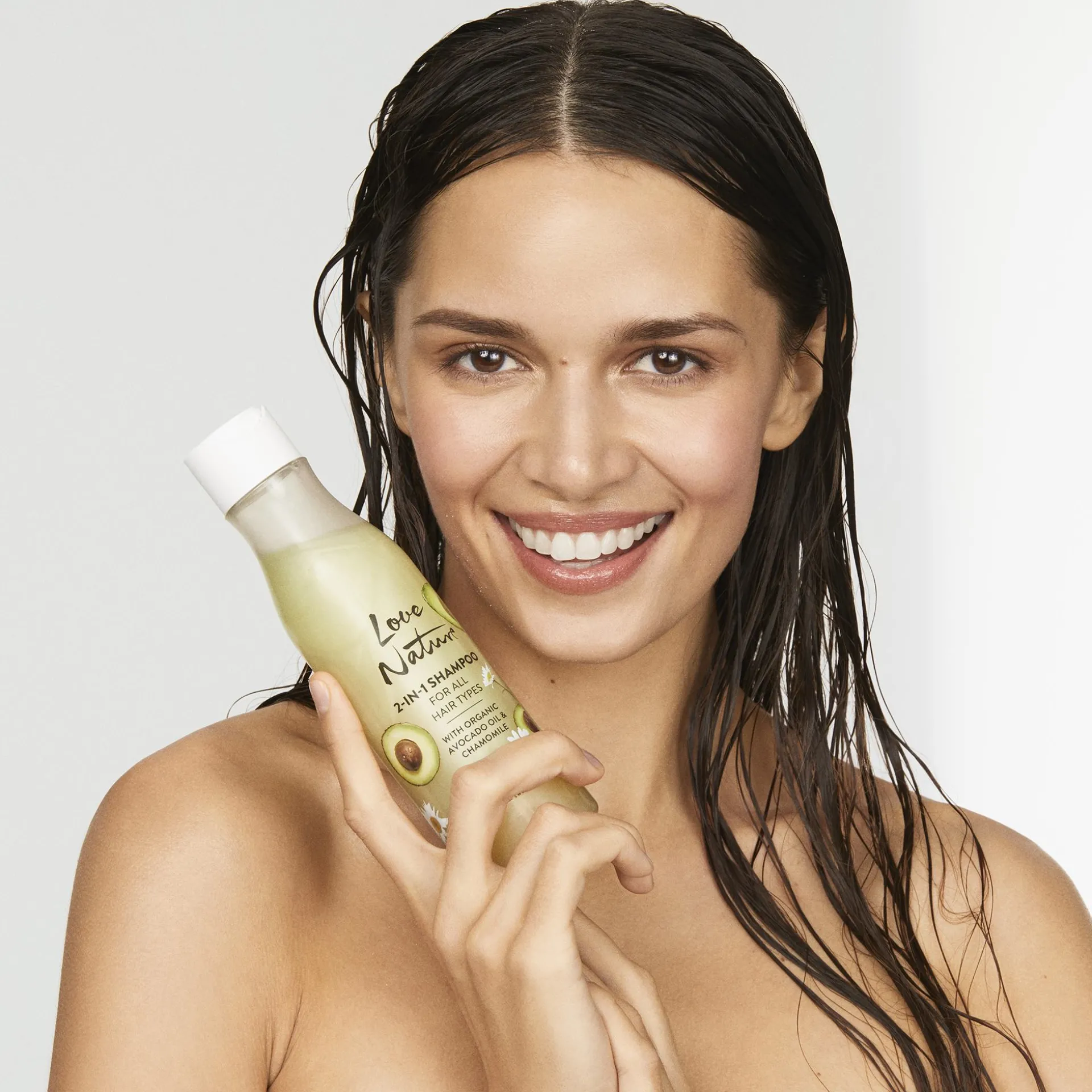 Champô 2 em 1 para Todo Tipo de Cabelo com Óleo de Abacate e Maçã Biológicos Love Nature 500 ml.