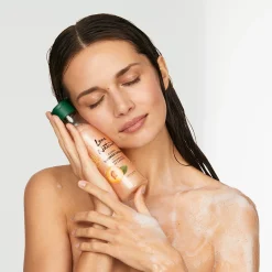 Creme de Banho em Espuma com Aveia e Alperce Biológicos Love Nature 250 ml.
