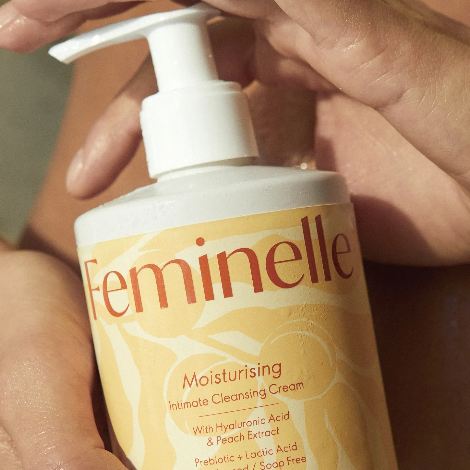 Creme Limpeza Íntima Hidratante com Ácido Hialurónico e Extrato de Pêssego Feminelle 300 ml.