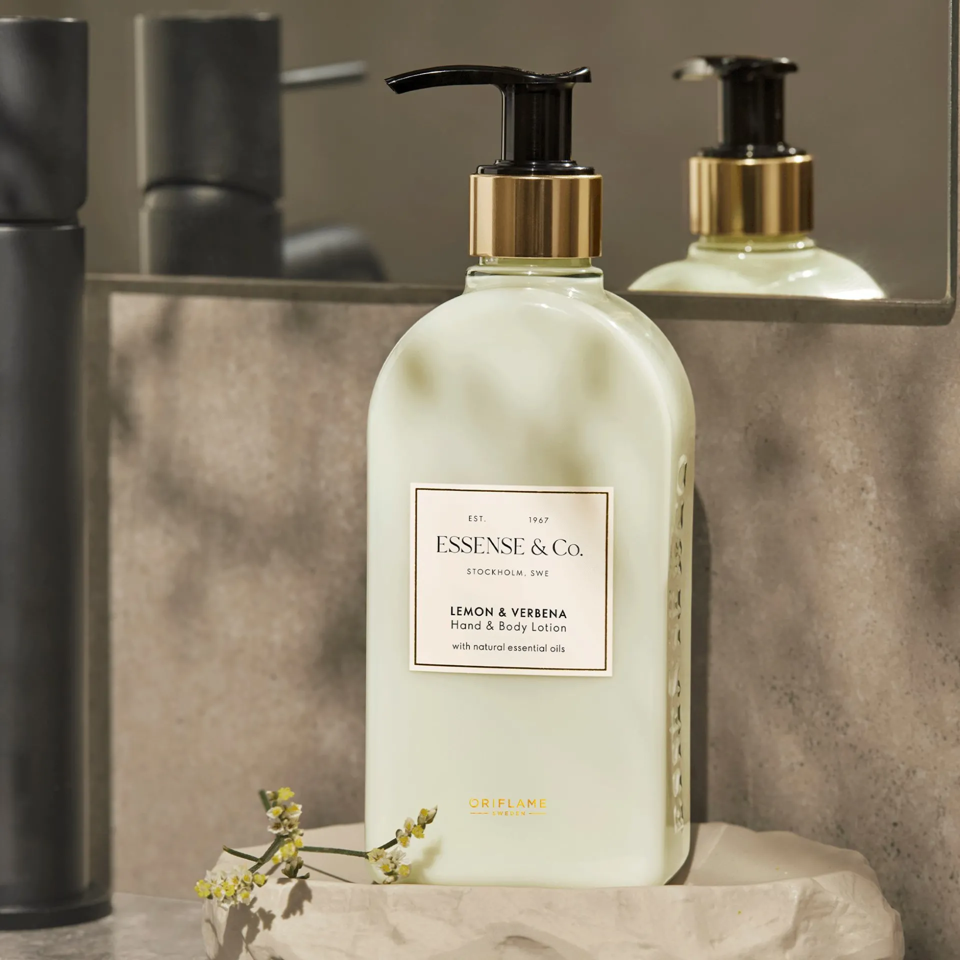 Loção Hidratante para Mãos e Corpo Limão e Verbena Essence & Co. 300 ml.