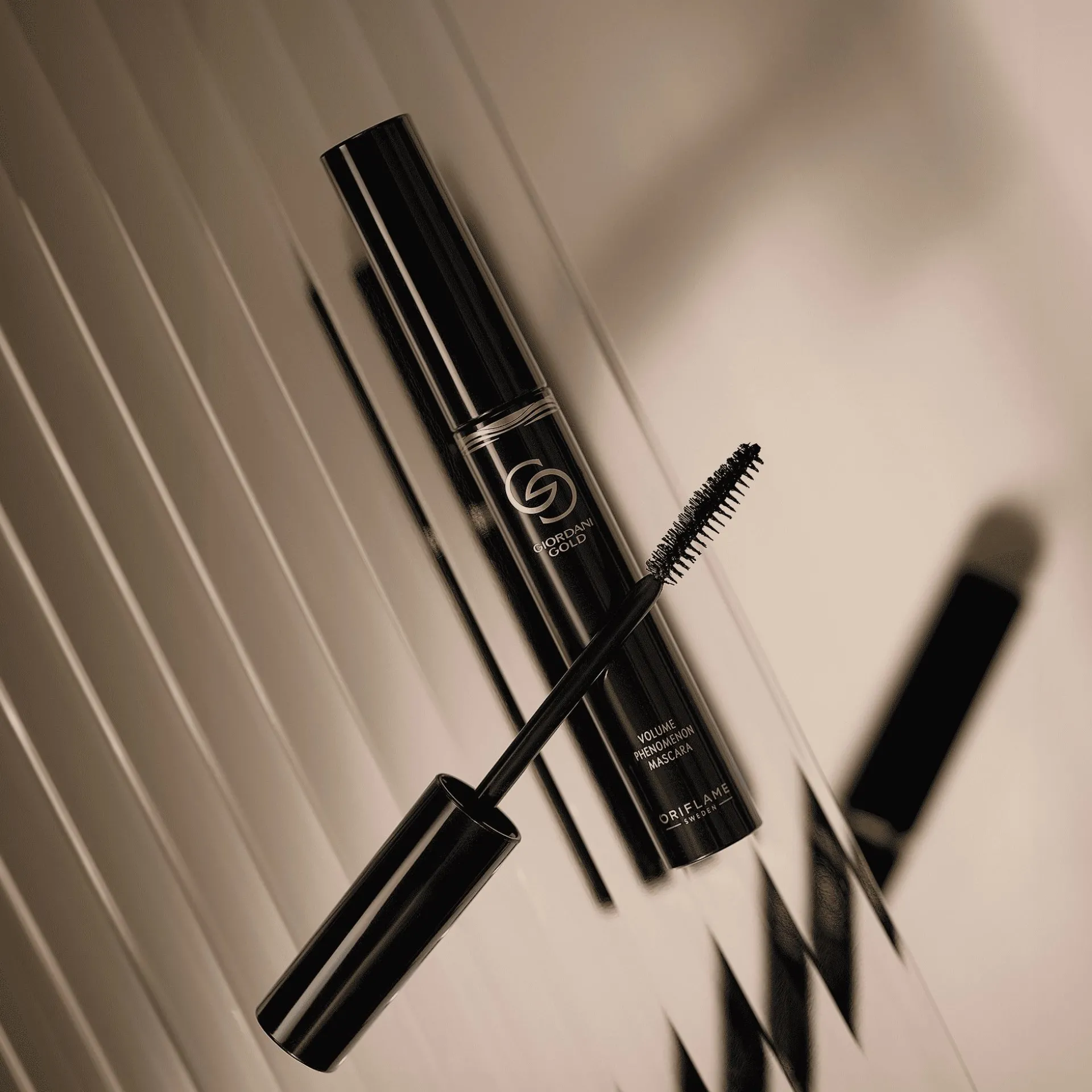 Máscara de Pestanas Volume Phenomenon Giordani Gold - Black 8 ml.