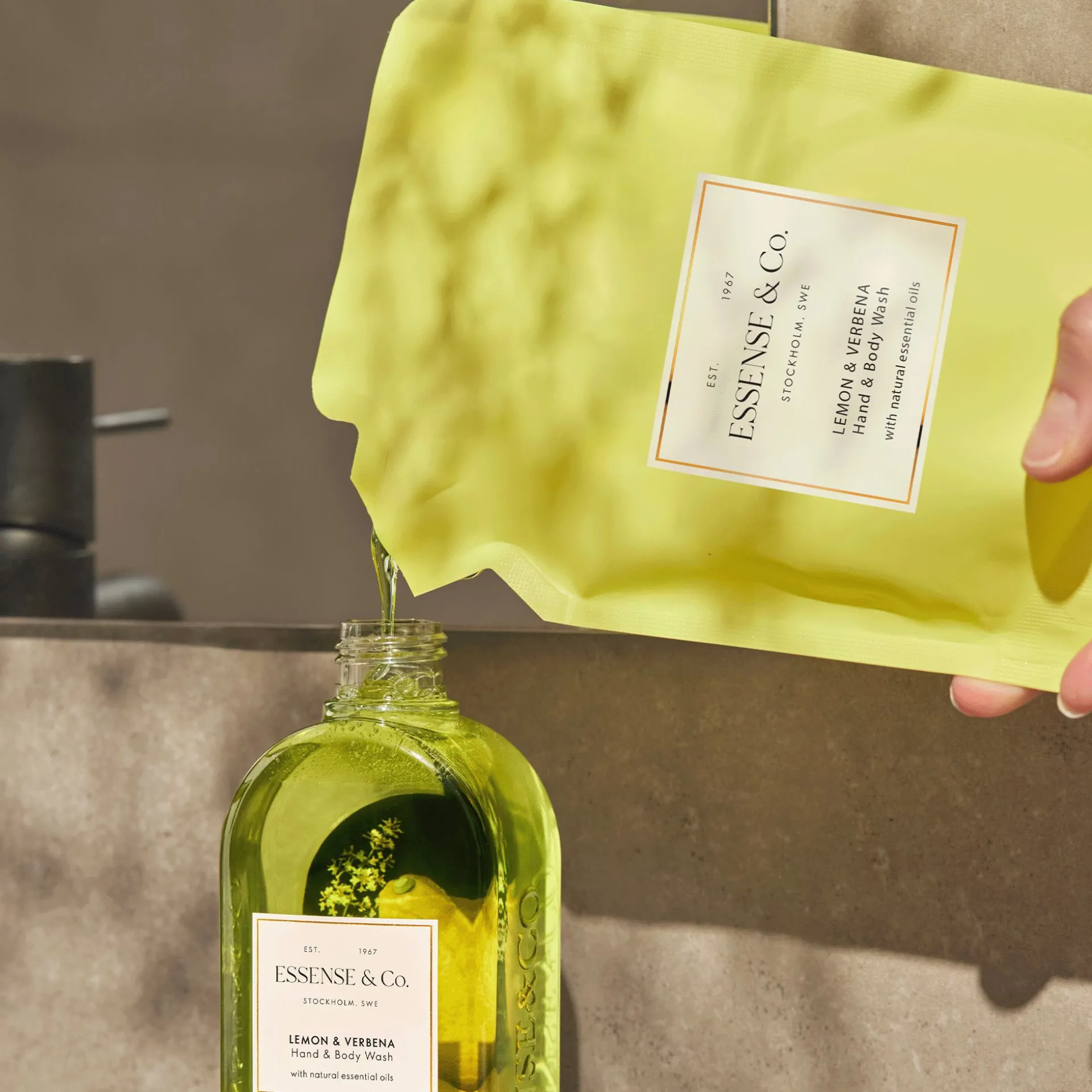 Recarga Sabonete Líquido Corpo e Mãos Limão e Verbena Essence & Co. 300 ml.